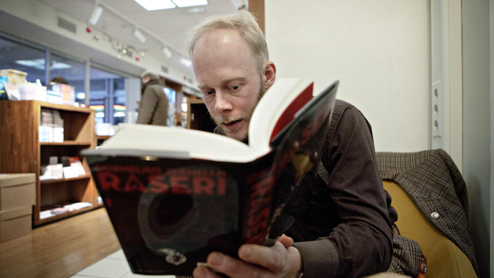 BOK OM SEG SELV: Cornelius Jakhelln har skrevet en bok om seg selv. Den er ulidelig i formen, men tematisk et must, mener anmelderen.
Foto: Lars Eivind Bones / Dagbladet