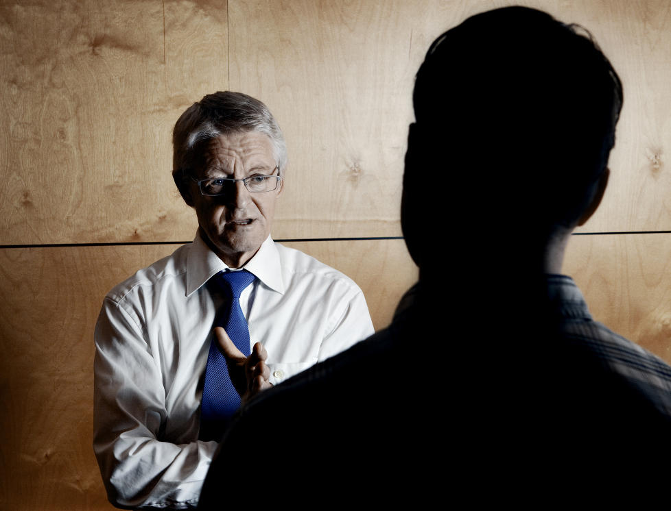 Kjemper mot diagnose:: �Helikopterlegen� har f�tt diagnosen dyssosial personlighetsforstyrrelse p� grunn av sine overgrep mot unge jenter via mobiltelefon. Han mener selv at han ikke er noen psykopat. Her er han i Eidsivating lagmannsrett sammen med sin forsvarer Harald Stabell. Foto: J�rm H. Moen.
