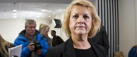 - Hun gjemmer seg bak 22. juli-kommisjonen og  legger ansvaret nedover i tjenesten