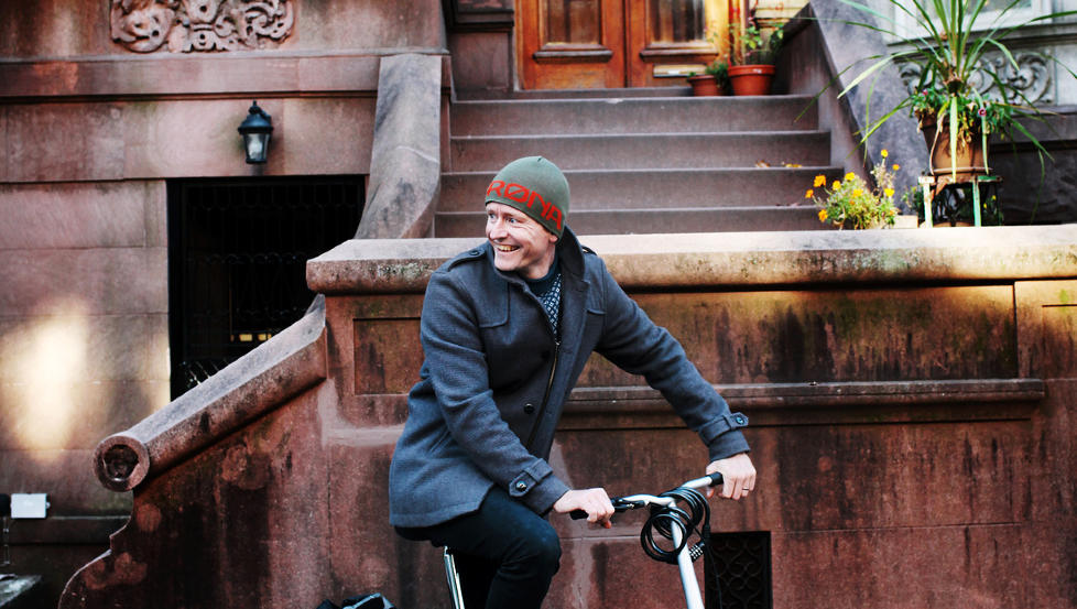 SYKLIST I NEW YORK: Henrik Mestad utenfor hjemmet sitt i Park Slope i Brooklyn. Foto: LINUS SUNDAHL-DJERF