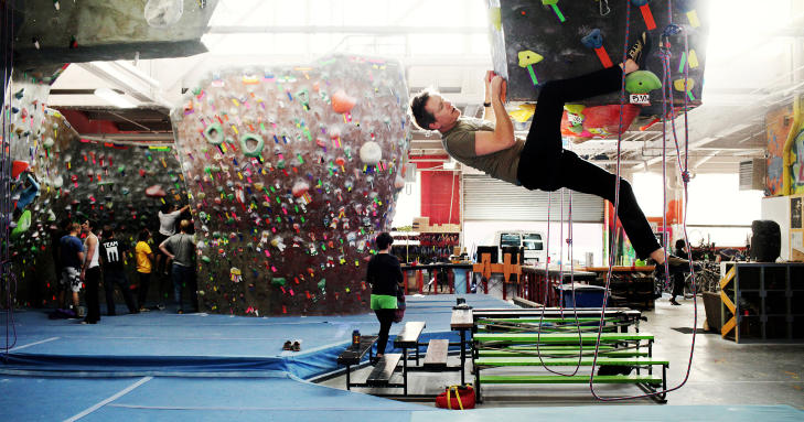 KLATREENTUSIAST: En fem minutters sykkeltur fra leiligheten i Brooklyn ligger klatreklubben Brooklyn Boulders. Henrik Mestad er her flere ganger i uka. Foto: LINUS SUNDAHL-DJERF