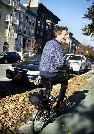 BYTUR: Henrik Mestad p� sykkeltur i sitt New York. Foto: LINUS SUNDAHL-DJERF