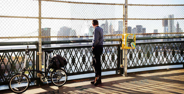 MANHATTAN BRIDGE: - Her st�r vi og skuer utover et omr�de som er n�kkelen til hele verdens�konomien, sier Henrik Mestad. Foto: LINUS SUNDAHL-DJERF
