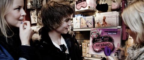 Ny bok forklarer hvorfor jenter blir fortere �puleforelsket� enn gutter