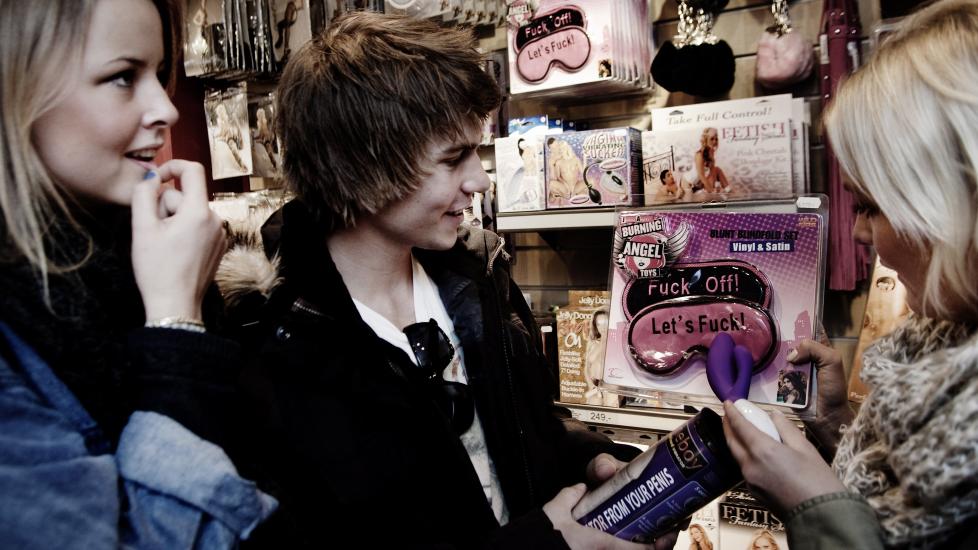 UNGDOM OG SEX: Programlederne i den f�rste sesongen av NRKs sexprogram �Trekant�, (fra venstre) Marie Kinge, Thomas A. Dahlen og Pia Dailey Christoffersen er blant dem som er intervjuet i den nye boka til NRK-kollegene fra �Juntafil�. Foto: Sveinung U. Ystad