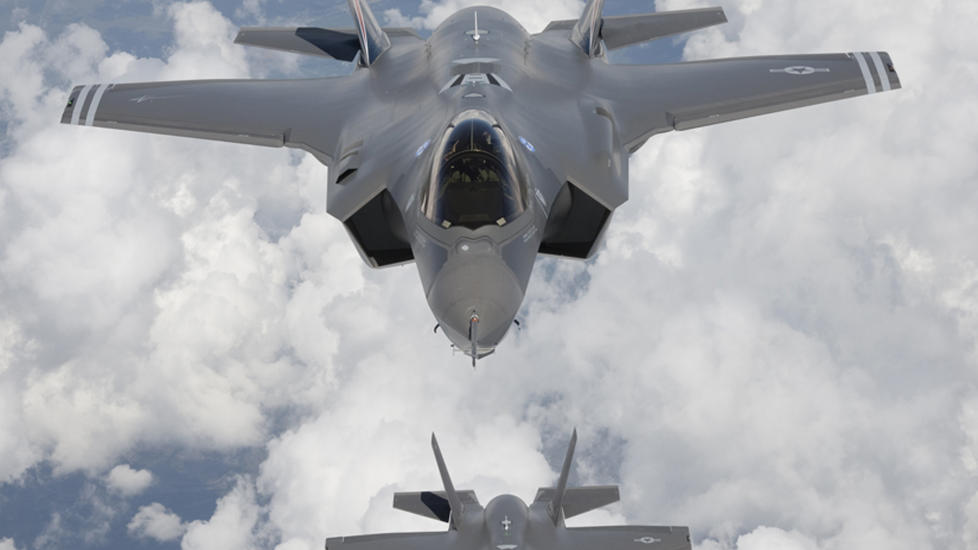  NYE KAMPFLY:  De nye F-35 Lightning II-kampflyene, ogs� kjent som Joint Strike Fighter (JSF), bygger p� en teknologisk plattforms som allerede er i ferd med � g� ut p� dato, mener direkt�ren i Teknologir�det. Her under en pr�vetur fra Edwards Air Force Base i California i mai 2010. ARKIVFOTO: REUTERS/Tom Reynolds/Lockheed Martin Corp/NTB SCANPIX.