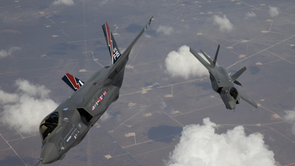 DYRT - MEN IKKE S� DYRT: Norge estimerer � bruke rundt 40 milliarder kroner - og ikke dollar - p� kj�p av det toppmoderne jagerflyet F-35. Foto: Reuters/Scanpix