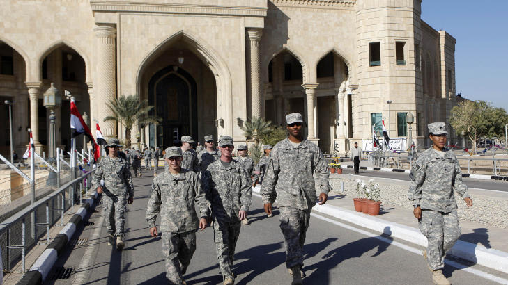 FORLOT: Her forlater amerikanske soldater Al Faw-palasset i �Camp Victory�-komplekset i Bagdad. I dag forlot de det som har v�rt det amerikanske hovedkvarteret under den milit�re operasjonen i landet. Foto: Reuters/Khalid Mohammed/Scanpix
