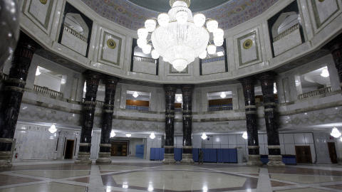 LUKSUS: Palassene b�rer preg av luksus. Foto: AFP/Ali  Al-Saadi/Scanpix