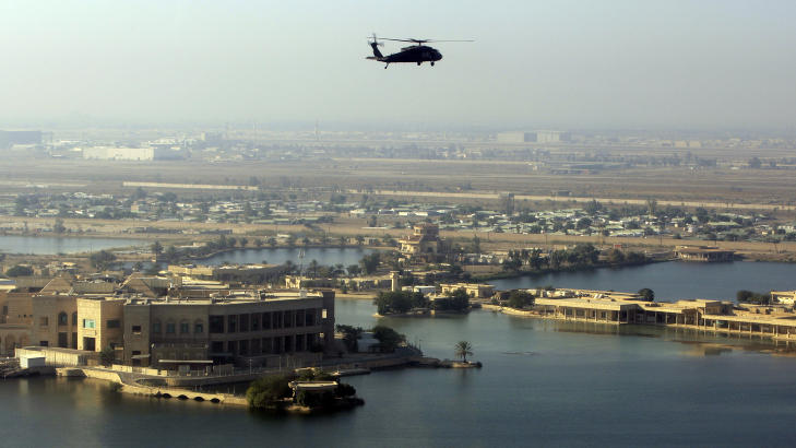 ENORMT: Her flyr et amerikansk Black Hawk-helikopter over det enorme komplekset. Foto: AP/Khalid Mohammed/Scanpix