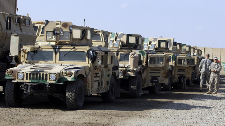 KLARE FOR USA: Her st�r milit�re kj�ret�y p� linje, klar for � bli fraktet ut av Irak. Foto: AP/Khalid Mohammed/Scanpix
