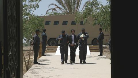 SADDAMS SISTE DAGER: Saddam Hussein ble holdt fanget i �Camp Victory� til han ble overlevert og senere henrettet av de nye myndighetene i Irak. Her blir han ledet inn i en rettssak i �Camp Victory�. Arkivfoto: AP/Karen Ballard/Scanpix