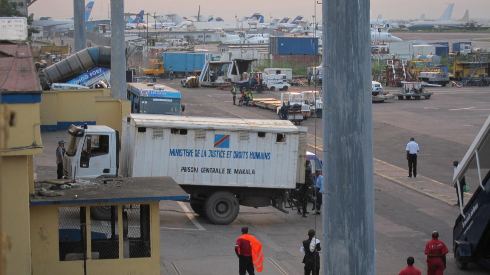 HER SITTER MOLAND OG FRENCH: I denne lastebilen ble Tjostolv Moland og Joshua French fraktet til Ndolo-fengselet i Kongos hovedstad Kinshasa. P� bildet blir Moland, som den siste, ledsaget ombord, f�r en liten konvoi satte kursen mot milit�rfengselet som ligger midt i byen. Foto: Emery Makumeno/Dagbladet