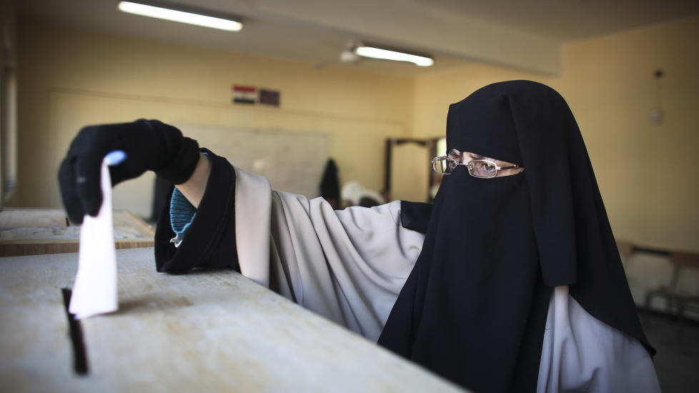 MANGE STEMMER: Her stemmer en kvinne i Maadi, utenfor Kairo. Foto: Scanpix/AP Photo/Tara Todras-Whitehill