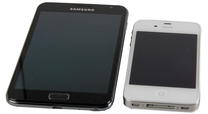 STOR: Sammen med iPhone 4S ser man hvor stor Samsung Galaxy Note er. Foto: Hallvard Lunde