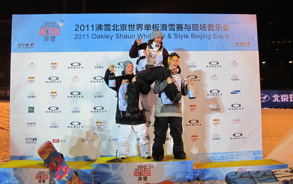 HELNORSK PALL: Ulrik Badertscher (midten), Torstein Horgmo (t.v.) og Staale Sandbech s�rget for en helnorsk seierspall under snowboardkonkurransen Air&Style i �Fugleredet� i Beijing.Foto: Thomas Harstad