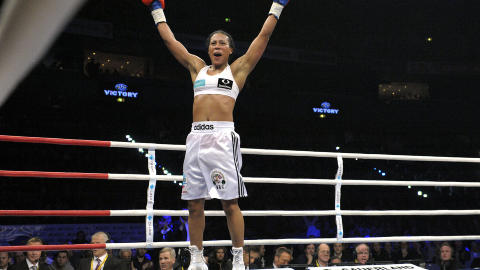 SEIERSKVINNE: Cecilia Br�khus var en glad bokser etter knockouten. Foto: AP Photo/Heikki Saukkomaa