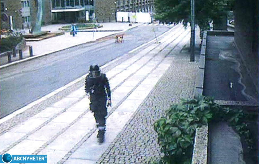 - UTILREGNELIG: Anders Behring Breivik, her fotografert av et overv�kningskamera p� vei vekk fra regjeringskvartalet, vil trolig bli d�mt til tvunget psykisk helsevern, hvis Den rettsmedisinske kommisjon ikke underkjenner den sakkyndige rapporten. Foto: ABC Nyheter