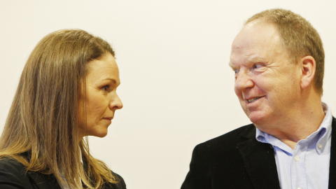 STIRRENDE BLIKK: Anders Behring Breivik har �et lett stirrende blikk, og blunker en hel del�. Han fremst�r med noe redusert mimikk, og et lett tilstivnet kroppsspr�k i det han beveger seg sv�rt lite p� stolen under unders�kelsen.

�De sakkyndige vurderer dette som en lett, psykomotorisk retardasjon�, skriver de sakkyndige Synne S�rheim og Torgeir Husby. Foto: H�KON MOSVOLD LARSEN