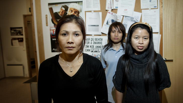 - LEI MEG: - F�r gledet jeg meg til � dra til jobben. N� er jeg lei meg hver gang jeg skal dit, sier Sangwan (37).Her fra venstre: Sangwan, tillitsvalgt Maturot Chabanchob og Sairung. Foto: ANITA ARNTZEN/DAGBLADET