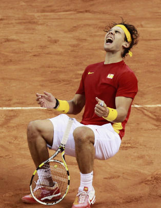 Nadal slo tilbake etter � ha blitt rundspilt i f�rste sett