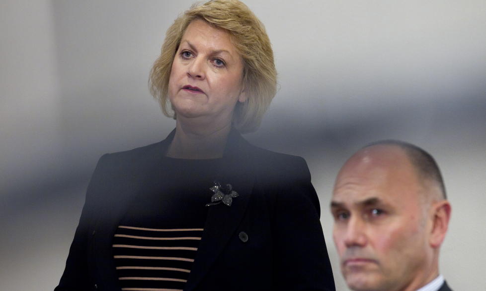USIKKER FRAMTID: PST-sjef Janne Kristiansens framtid avgj�res av justisminister Grete Faremo. Forfatter og journalist Kjetil Stormark mener Faremo ikke har noe valg, og at hun m� avskjedige Kristiansen. Til h�yre assisterende PST-sjef Roger Berg. Foto: Heiko Junge/Scanpix