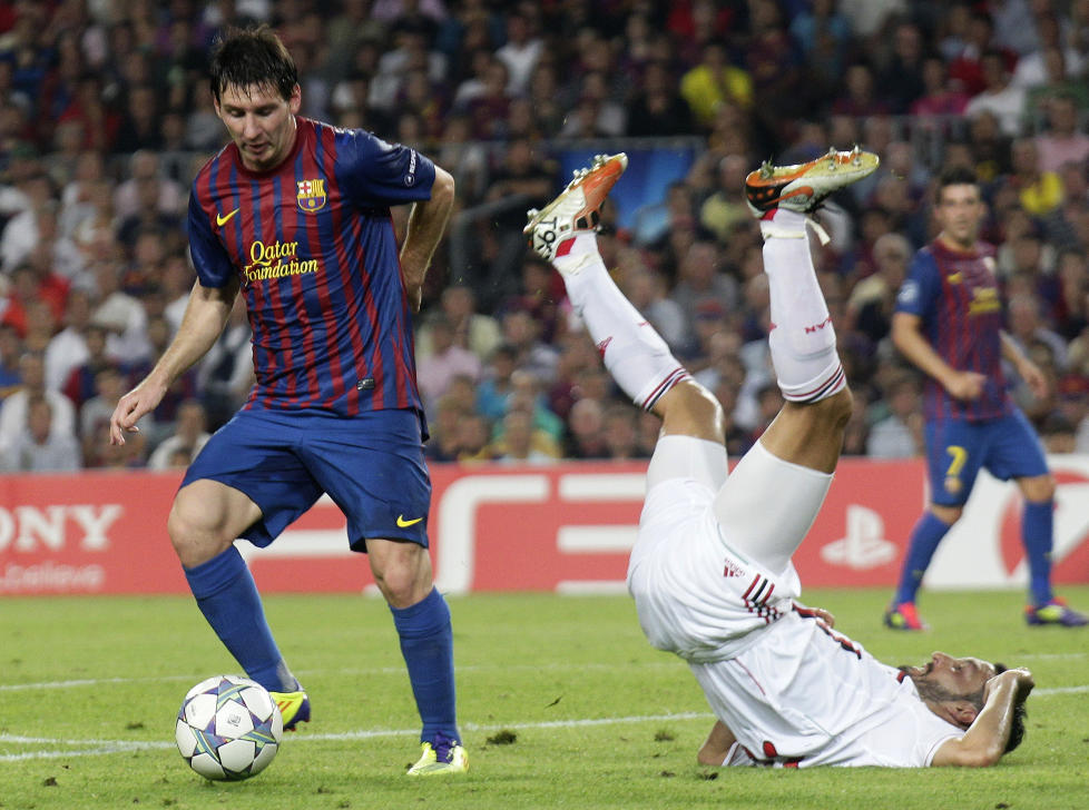 FAVORITT: Gianluca Zambrotta er langt fra alene om � bli rundlurt av Lionel Messi i 2011. Argentineren er den store favoritten til � vinne �FIFA Ballon d'Or� som han ogs� vant i fjor. I tillegg vant han b�de �Ballon d'Or� og FIFAs pris da det fortsatt var to forskjellige utmerkelser i 2009.Foto: SCANPIX/REUTERS/Albert Gea