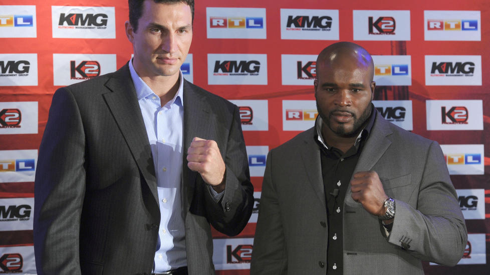 NYRESLAG: Vladimir Klitsjko m�tte gi en tung beskjed til Jean-Marc Mormeck (t.v) - knyttnevene blir ikke tatt i bruk likevel. Foto: AFP/PATRIK STOLLARZ