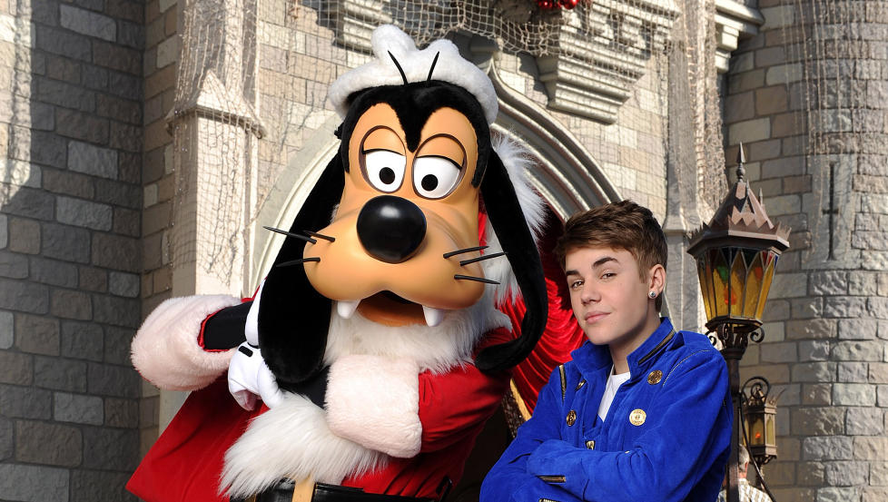 FOR ALLE: Disneyland, eller Disney World, er for alle. Justin Bieber ser ut til � kose seg, det samme gj�r pensjonistene. Foto: AP Photo/Disney, Mark Ashman.