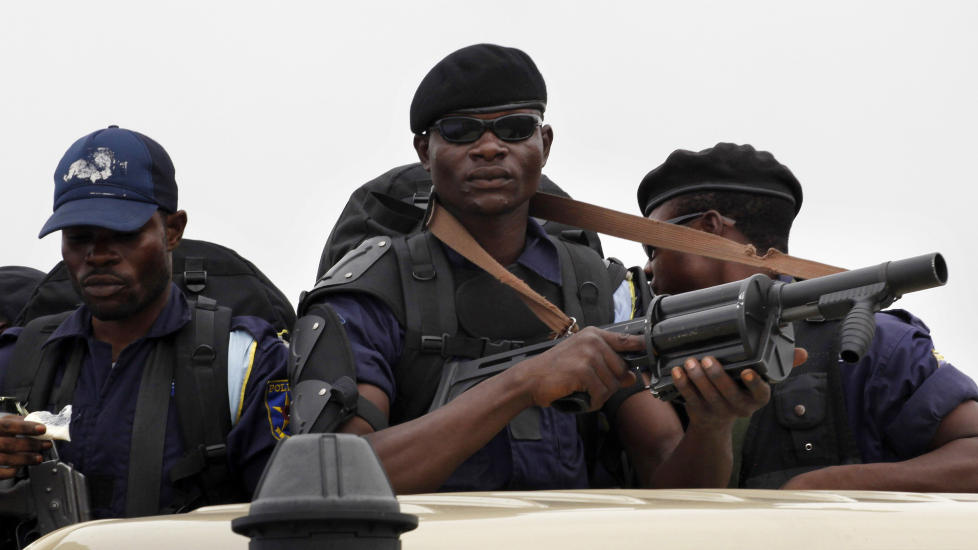 OPPR�RSPOLITI: Her sitter oppr�rspoliti p� taket av en minibuss i Kinshasa i dag.Foto: SCANPIX/REUTERS/EMMANUEL BRAUN