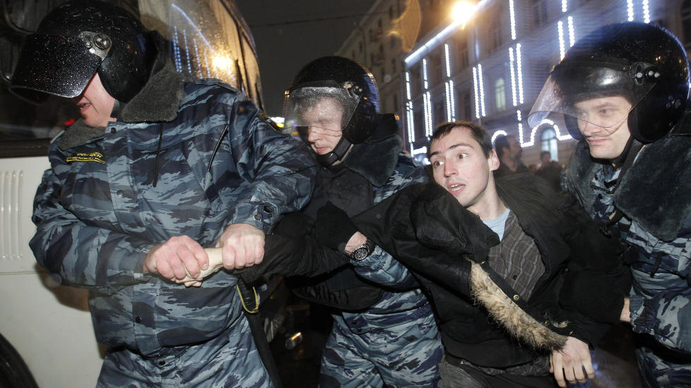 ARRESTERTE: Her p�griper russisk politi en demonstrant under demonstrasjonene i Moskva mandag. Foto: SCANPIX/REUTERS