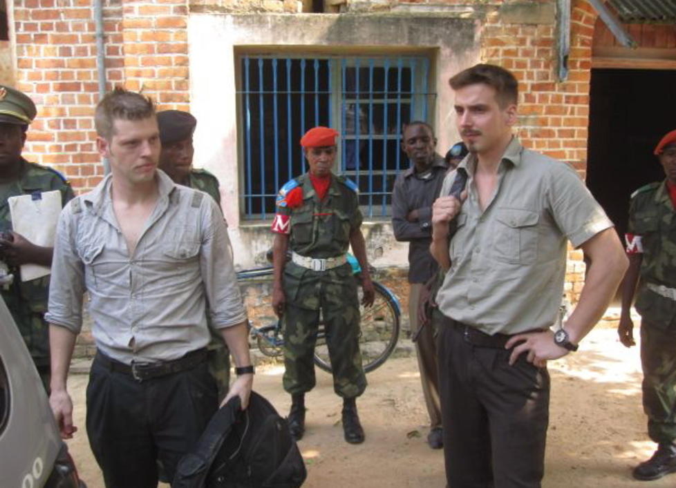 SKREV RAPPORT: Joshua French og Tjostolv Moland p� vei fra Kisangani til Kinshasa i desember. N� har de skrevet en rapport fra innsiden av fengselsmurene i det nye Ndolo-fengselet i hovedstaden Kinshasa. Foto: Claude Nzunzu /Dagbladet.