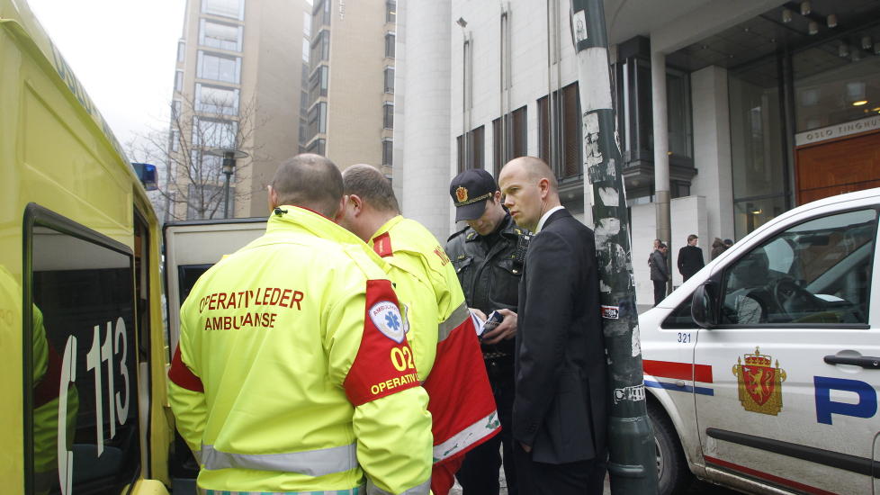DRAMATISK: Oslo tinghus ble evakuert da slagsm�let mellom B-gjengmedlemmer og Young Guns oppsto 18. januar i �r. Aktor Svein Holden pr�vde � f� oversikt over hva som hadde skjedd.
Foto: Berit Roald / Scanpix