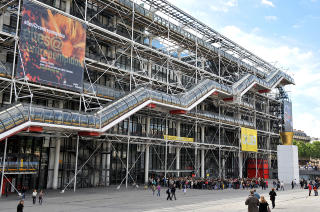 MUNCH-K�: Bes�kende m� st� i k� for � bes�ke Munch-utstillinga p� Centre Pompidou i Paris. Arkivbilde:   AFP/Scanpix