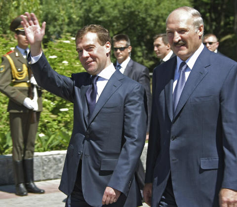 �EUROPAS SISTE DIKTATOR�: President Aleksandr Lukasjenko i Hviterussland omtales som Europas siste ditaktor. Her med Russlands Dimitrij Medvedev. Foto: Ria Novosti/Reuters/Scanpix
