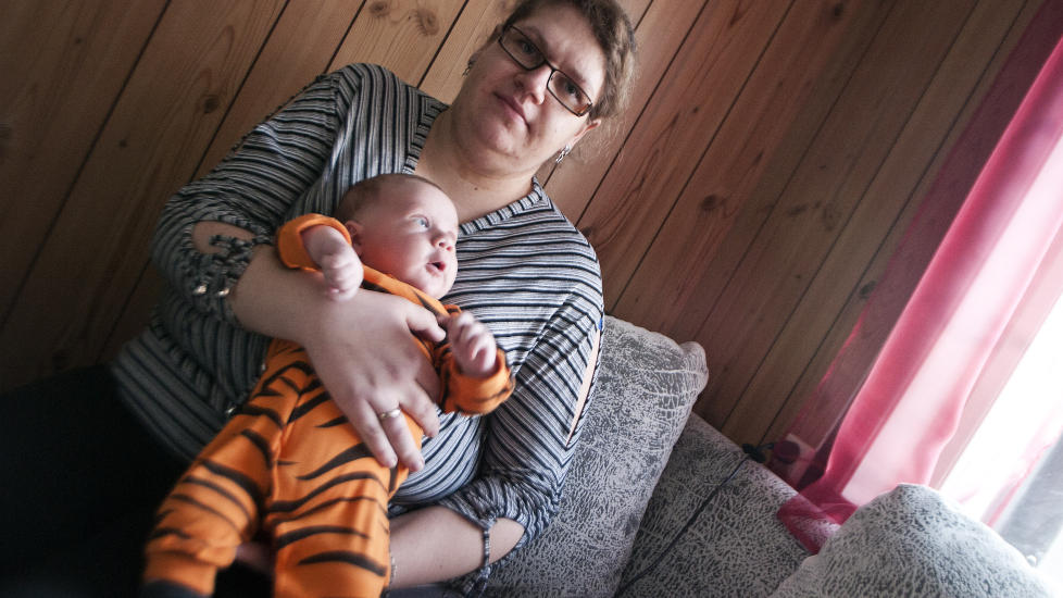 FIKK SPARKEN: Dagen etter at Leonora Cepukaitiene (25) fortalte arbeidsgiveren sin at hun var gravid, fikk hun sparken. N� er lille Tomas �n m�ned og Leonora h�per � finne seg en bedre jobb. Foto: Marius Huse / Dagbladet