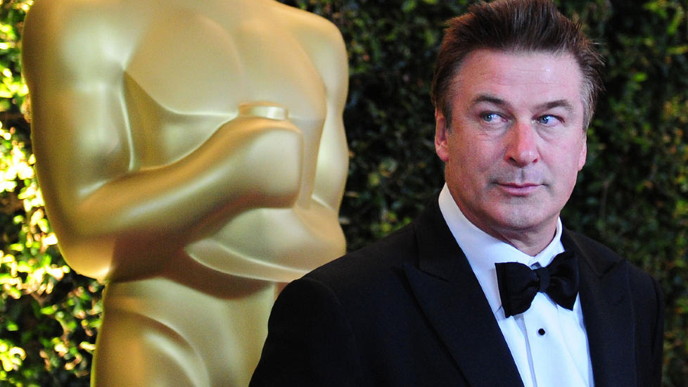 KASTET AV FLYET: Skuespiller Alec Baldwin ville ikke avbryte mobilspillingen. AFP PHOTO / Frederic J. BROWN