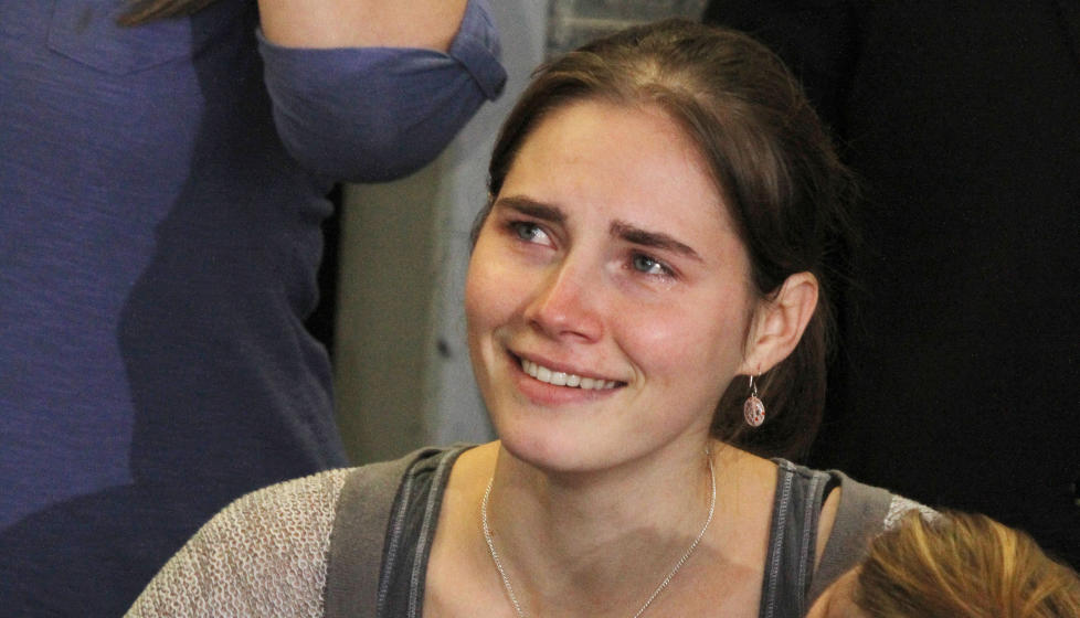 GLEDEST�RER: Her har Amanda Knox akkurat kommet fram til Seattle, en dag etter hun ble frikjent for drapet p� Kercher. Foto: SCANPIX/AFP PHOTO / Kevin CASEY