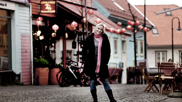 FARGEGATA: Hanne S�rvaag viser fram Norges mest fargerike gate, �vre Holmegate i Stavanger. Foto: TOMMY ELLINGSEN