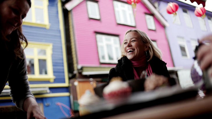 STAVANGER: Hanne S�rvaag favorittsted er �vre Holmegate, Norges mest fargerike gate. Foto: TOMMY ELLINGSEN