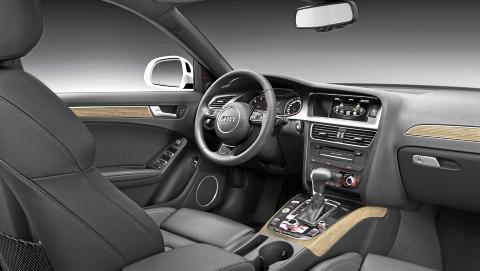 VELDIG LIK: Endringene fra dagens A4 Allroad er ikke store, men de merkes. Litt krom p� noen brytere, paneler i svart h�yglans og nye farger p� interi�ret er stort sett det. Foto: Audi