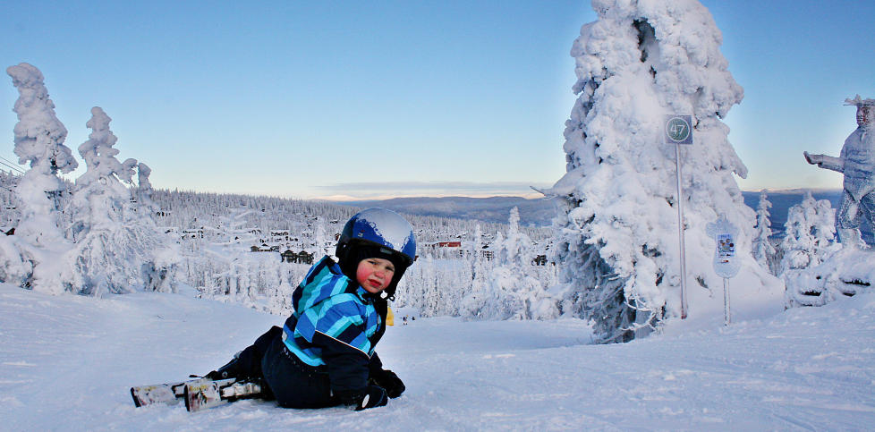 FAMILIETUR: Eventyrparken p� Trysilfjellet h�yfjellssenter er et eldorado for ferske slal�mkj�rere, som William Moe (4).  Foto: HILDE SCHJERVE