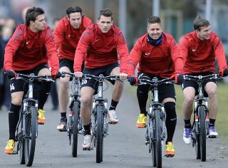 AVSLAPPET: Valentin Stocker (f.v.), Marco Streller, Roman Buess, Markus Steinhofer og Fabian Frei lader opp til kveldens kamp med en sykkeltur.Foto: SCANPIX/AP Photo/Keystone, Walter Bieri