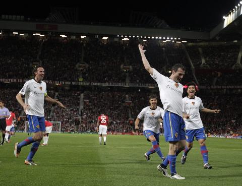 UNDERVURDERING: Basel-kaptein Marco Streller (t.v.) mener Manchester United undervurderte dem da sveitserne snudde kampen fra 0-2 til pause til 3-2 i annen omgang f�r Ashley Young utlignet kort tid f�r slutt.Foto: SCANPIX/EPA/SALVATORE DI NOLFI
