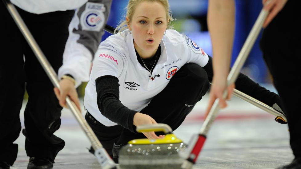 R�K UT: Linn Githmark og de norske curlingjentene endte sist i EM. Foto: AP Photo/Keystone/Jean-Christophe Bott