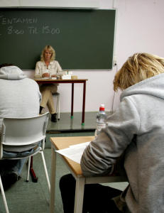 Ga eksamen til noen som utga seg for å være avdelingsdirektør