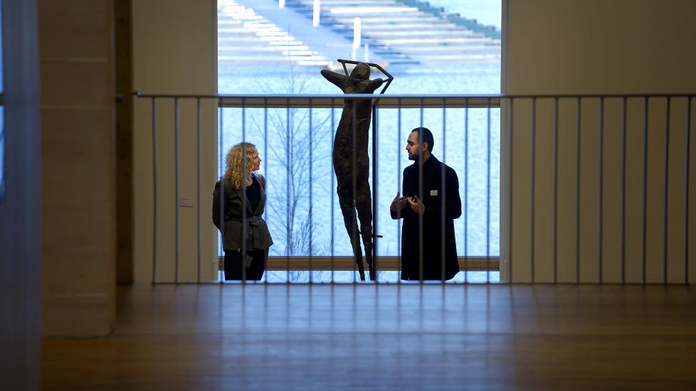 FRA HAIFA TIL H�VIK:En lavm�lt, men d�nn politisk serie Adventssamtaler p� Henie Onstad Kunstsenter minner oss p� at gode kunstinstitusjoner sysler med mye mer enn � vise kunst. Her snakker direkt�r Tone Hansen med den statsl�se ingeni�ren Mohamed Ganam. Alle foto: �istein Norum Monsen / DAGBLADET