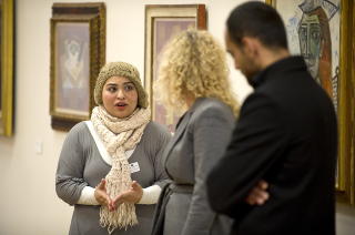 PERSONLIG: Dana Mahmoud forteller Tone Hansen og Mohamed Ganam om livet som palestiner, f�dt i Emiratene og uten mulighet til � returnere til Haifa.