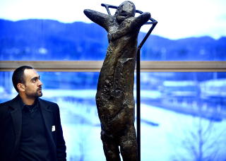�ATOMIDOL�: Deltager Ganam med Arnold Haukelands skulptur fra 1960.