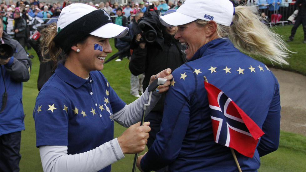 EUROPA-SEIER: Azahara Munoz (t.v) og Suzann Pettersen feiret stort da Europa slo USA og vant Solheim Cup i Irland. Foto: AP/Peter Morrison